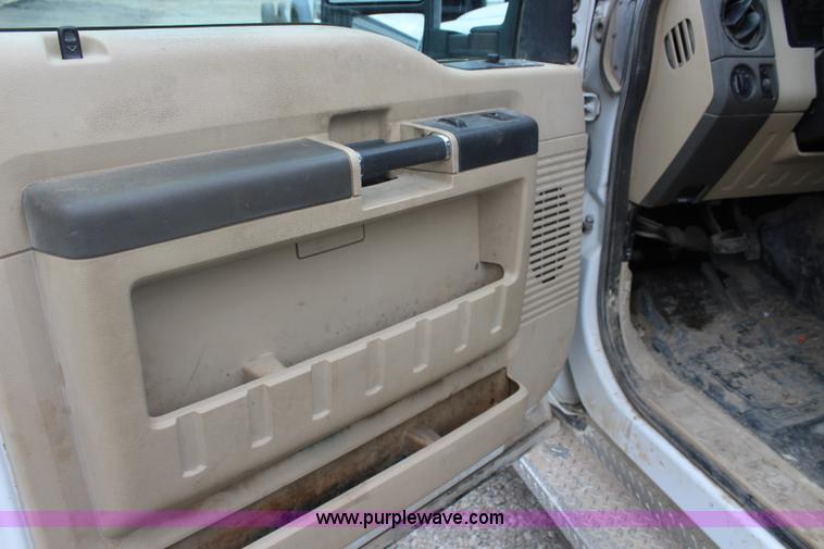 image for item J4583 2008 Ford F350 Super Duty flatbed pickup truck