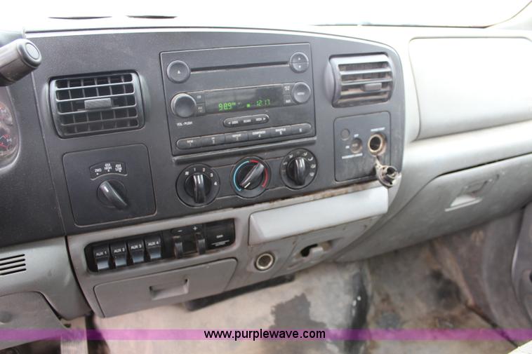 image for item J4588 2006 Ford F350 Super Duty pickup truck