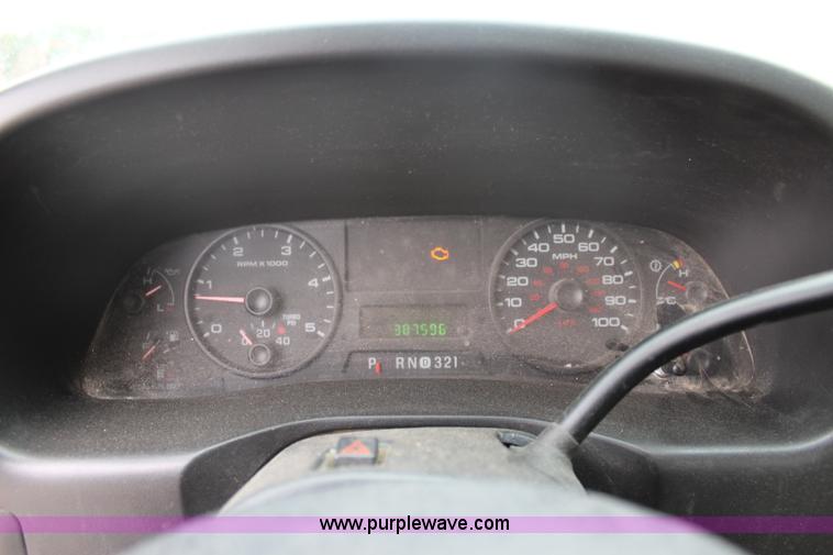 image for item J4588 2006 Ford F350 Super Duty pickup truck