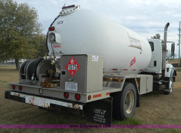 image for item J5168 2005 International 7600 MC331 propane delivery truck