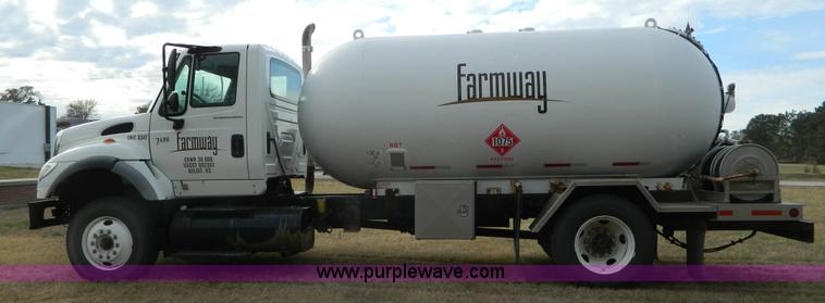 image for item J5168 2005 International 7600 MC331 propane delivery truck