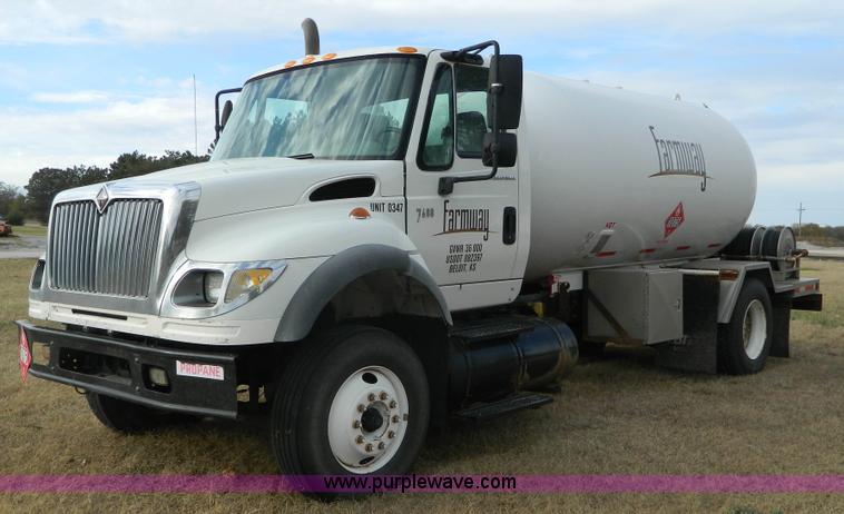 image for item J5168 2005 International 7600 MC331 propane delivery truck