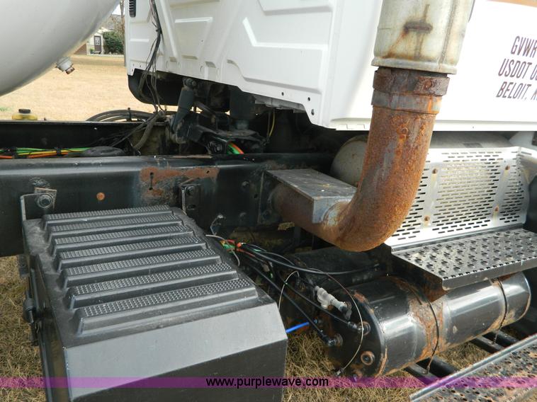 image for item J5168 2005 International 7600 MC331 propane delivery truck