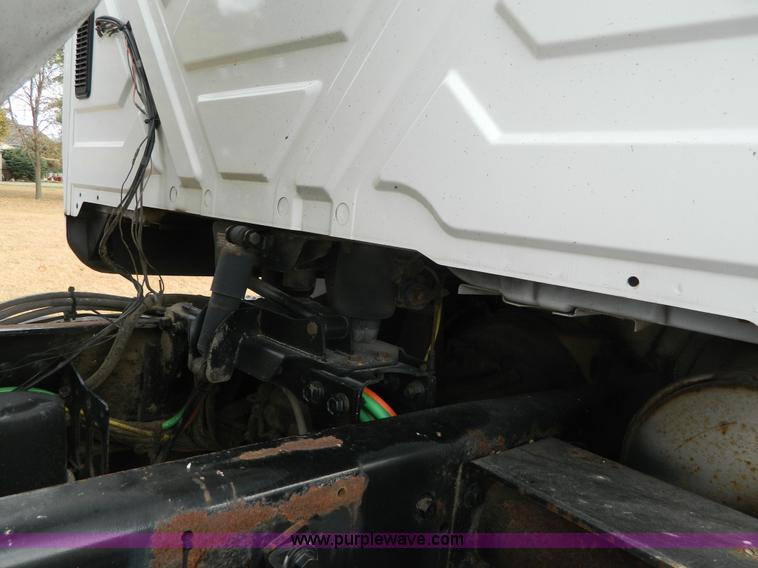 image for item J5168 2005 International 7600 MC331 propane delivery truck