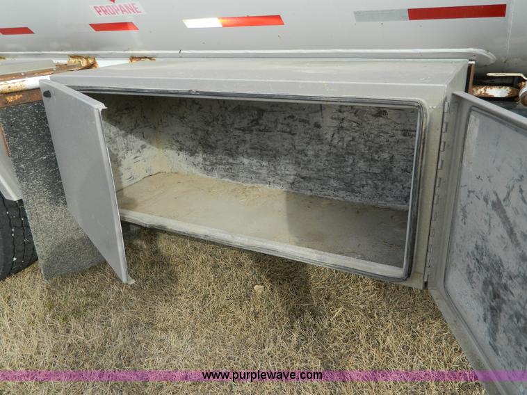 image for item J5168 2005 International 7600 MC331 propane delivery truck