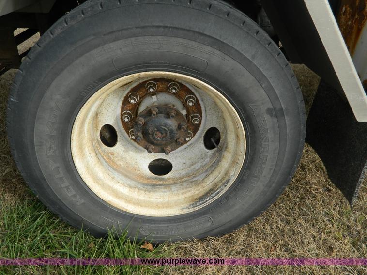 image for item J5168 2005 International 7600 MC331 propane delivery truck