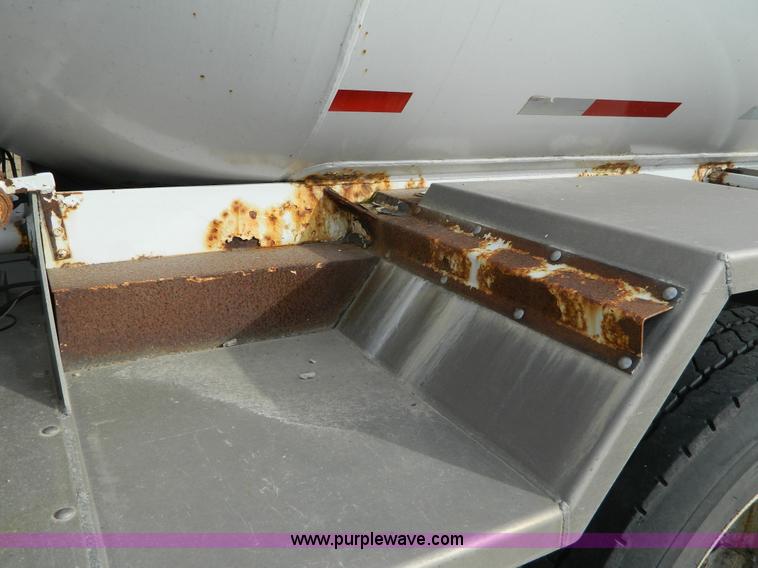 image for item J5168 2005 International 7600 MC331 propane delivery truck