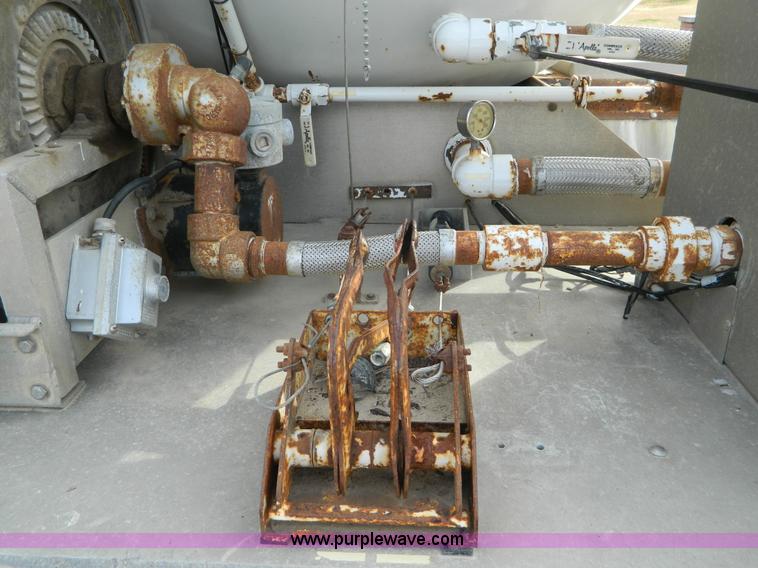 image for item J5168 2005 International 7600 MC331 propane delivery truck