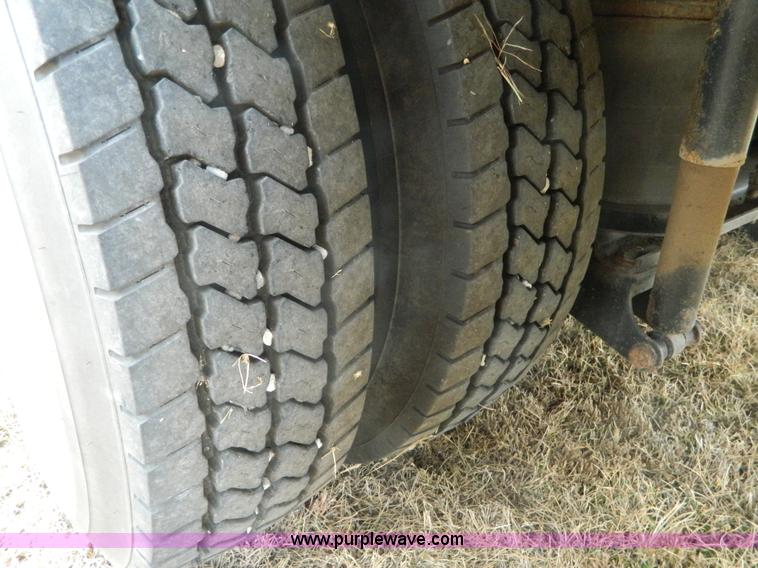 image for item J5168 2005 International 7600 MC331 propane delivery truck