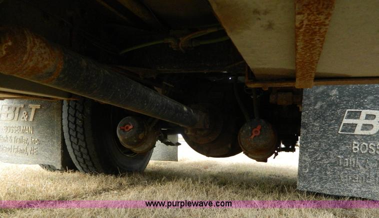 image for item J5168 2005 International 7600 MC331 propane delivery truck