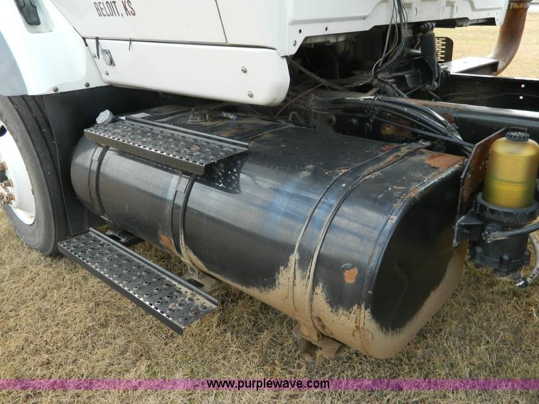 image for item J5168 2005 International 7600 MC331 propane delivery truck