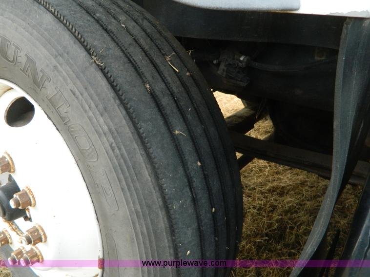 image for item J5168 2005 International 7600 MC331 propane delivery truck