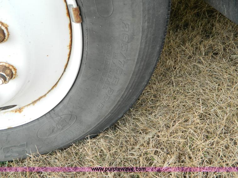 image for item J5168 2005 International 7600 MC331 propane delivery truck