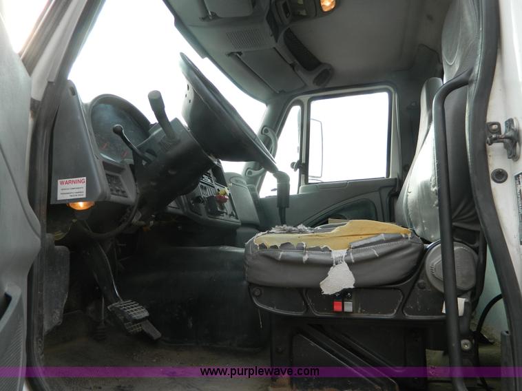 image for item J5168 2005 International 7600 MC331 propane delivery truck