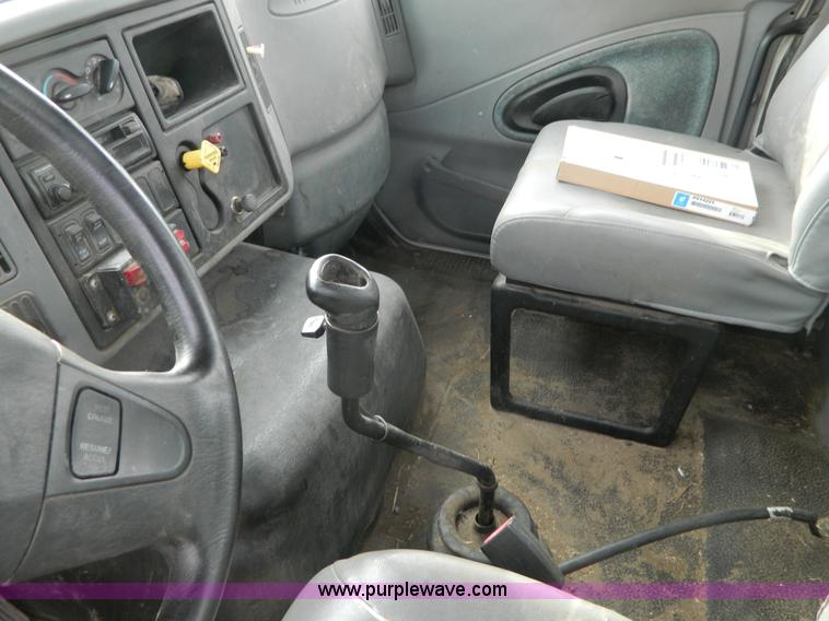 image for item J5168 2005 International 7600 MC331 propane delivery truck