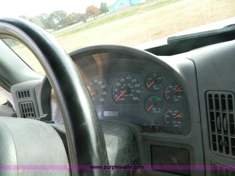 image for item J5168 2005 International 7600 MC331 propane delivery truck