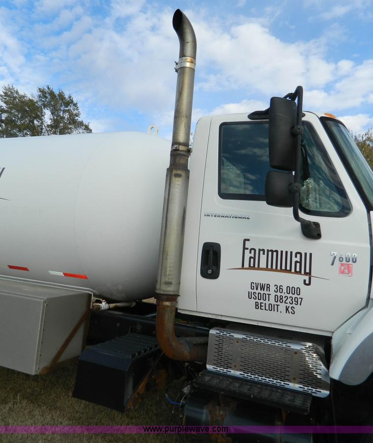 image for item J5168 2005 International 7600 MC331 propane delivery truck