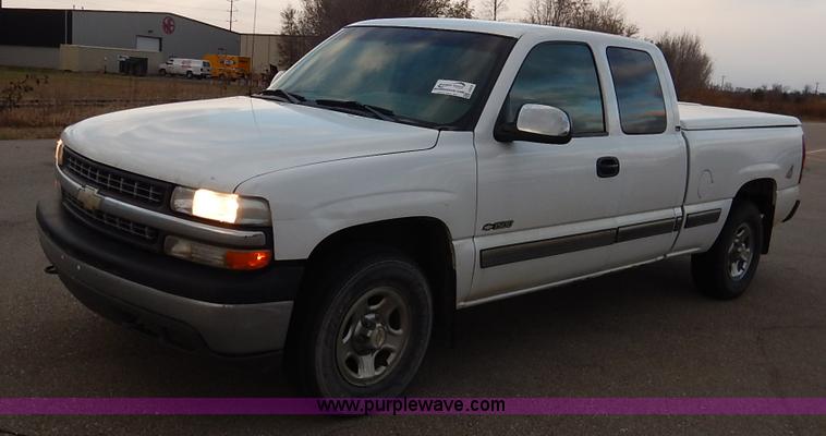 image for item J6312 2002 Chevrolet Silverado 1500 pickup truck