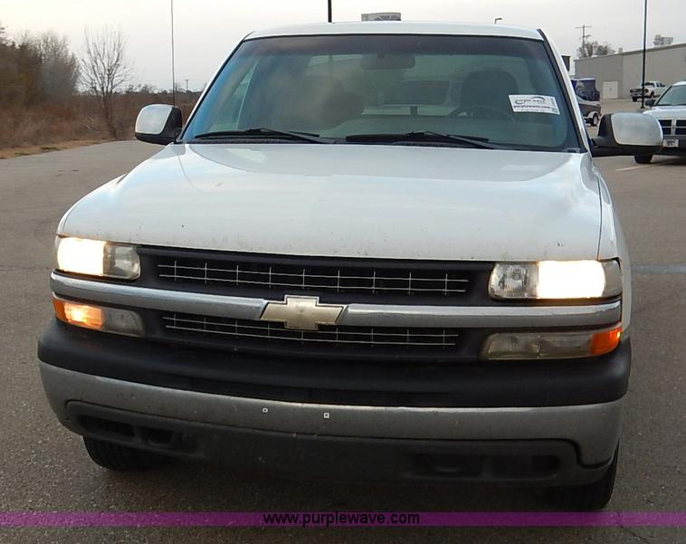 image for item J6312 2002 Chevrolet Silverado 1500 pickup truck