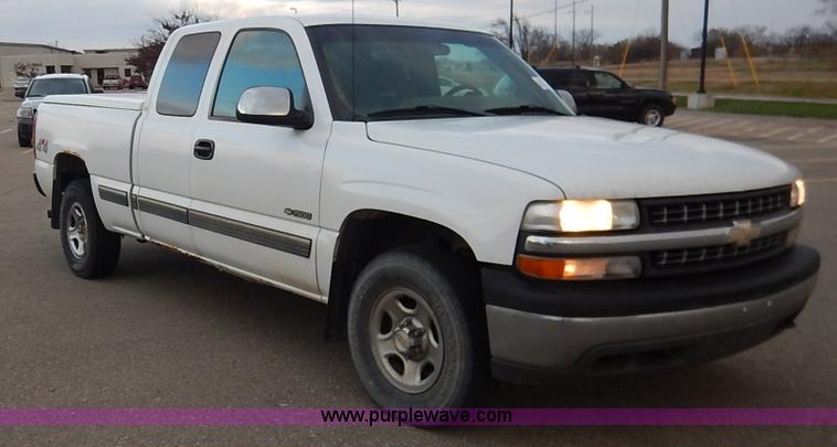 image for item J6312 2002 Chevrolet Silverado 1500 pickup truck