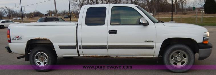 image for item J6312 2002 Chevrolet Silverado 1500 pickup truck