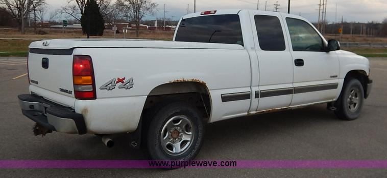 image for item J6312 2002 Chevrolet Silverado 1500 pickup truck