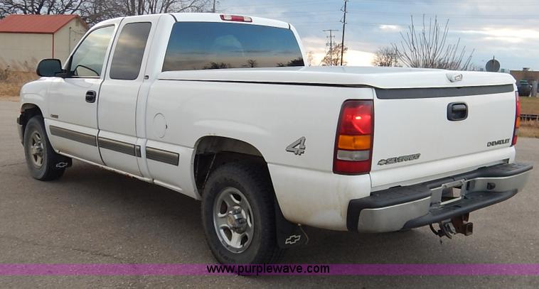 image for item J6312 2002 Chevrolet Silverado 1500 pickup truck