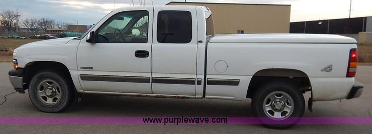 image for item J6312 2002 Chevrolet Silverado 1500 pickup truck