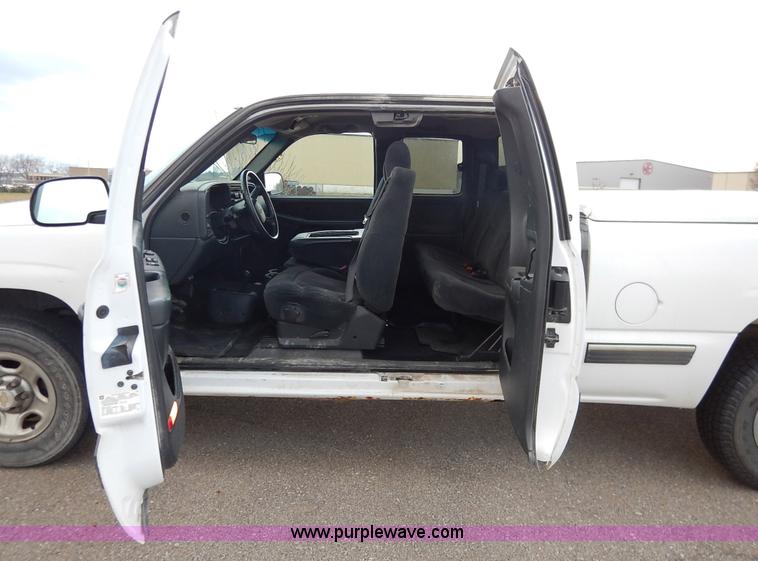 image for item J6312 2002 Chevrolet Silverado 1500 pickup truck