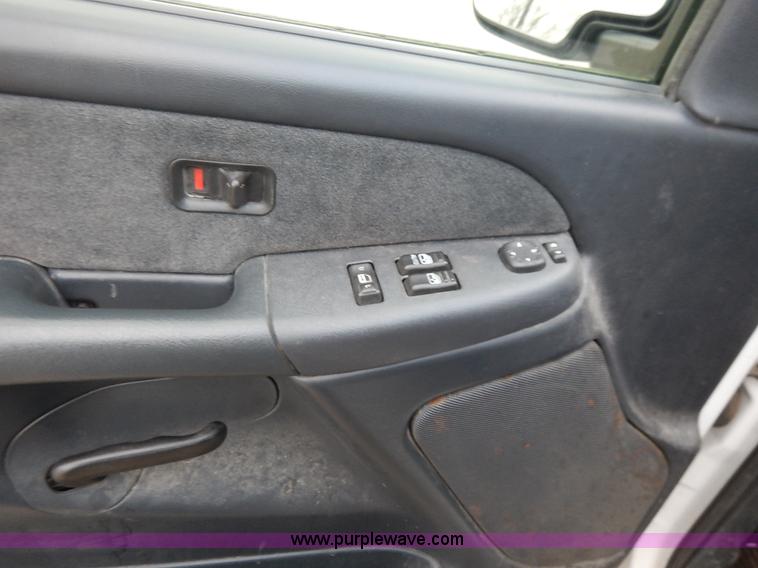 image for item J6312 2002 Chevrolet Silverado 1500 pickup truck