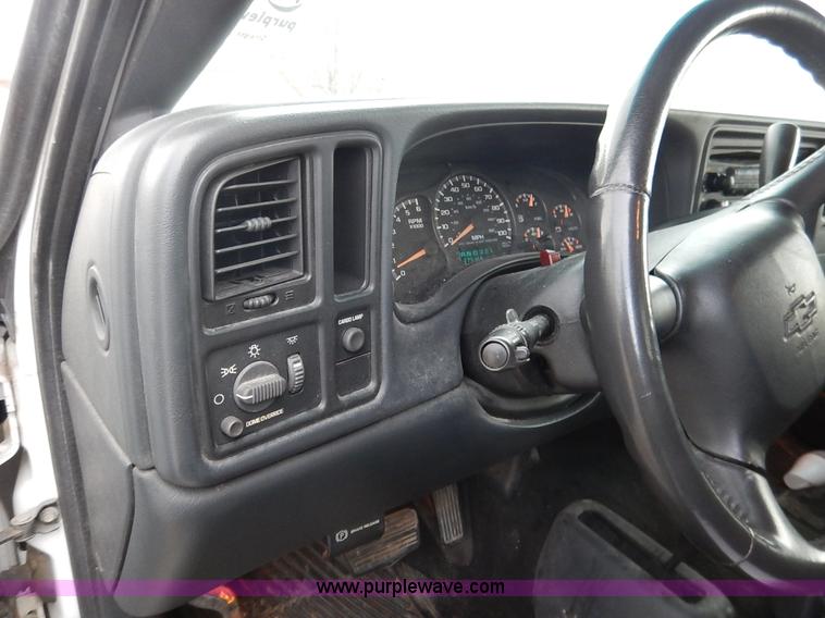 image for item J6312 2002 Chevrolet Silverado 1500 pickup truck