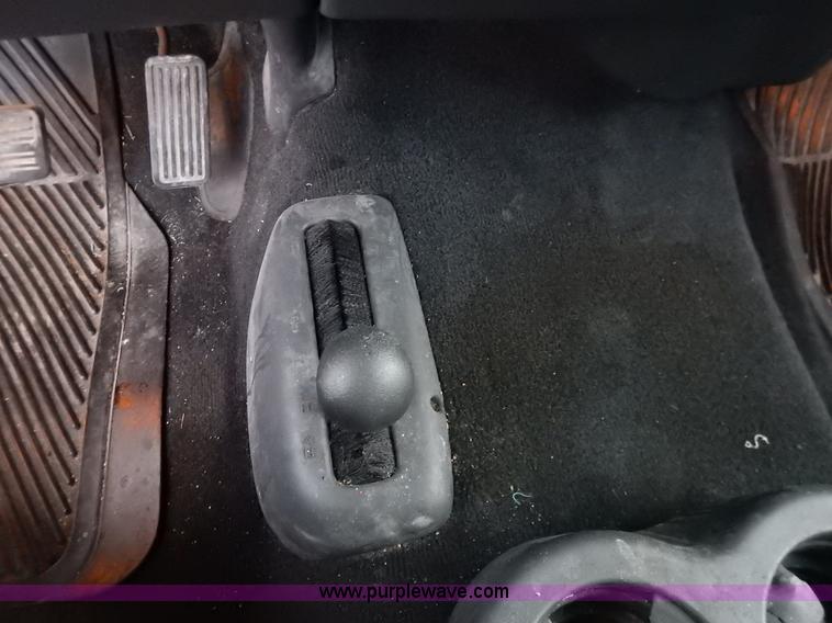 image for item J6312 2002 Chevrolet Silverado 1500 pickup truck