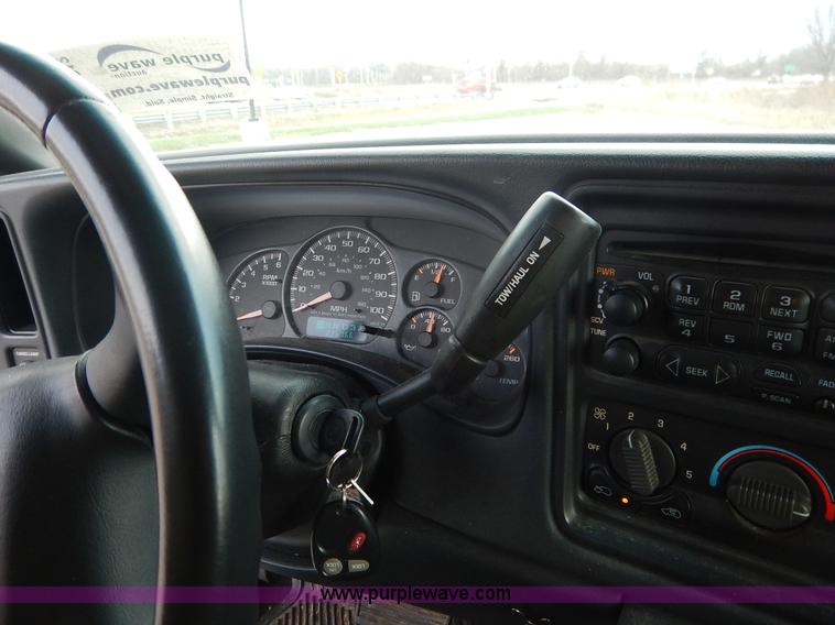 image for item J6312 2002 Chevrolet Silverado 1500 pickup truck