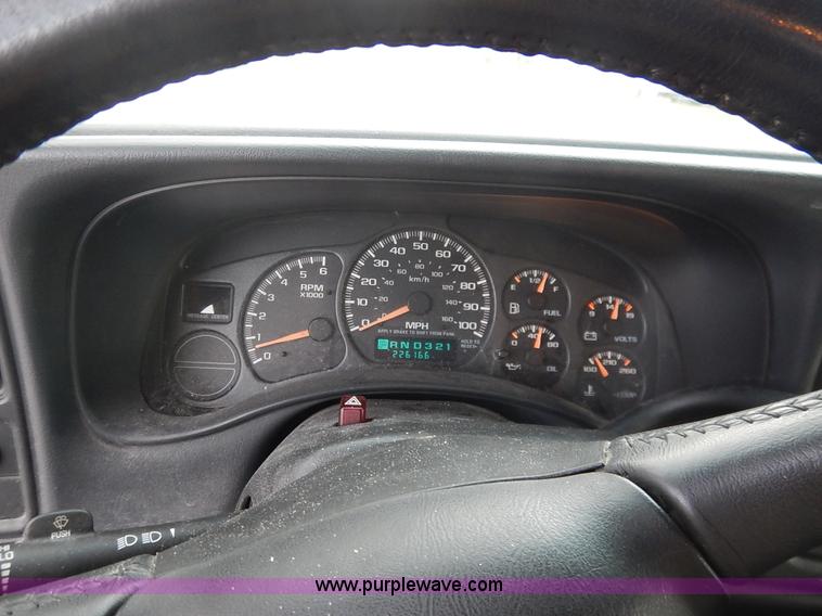 image for item J6312 2002 Chevrolet Silverado 1500 pickup truck