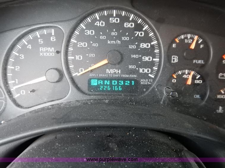 image for item J6312 2002 Chevrolet Silverado 1500 pickup truck