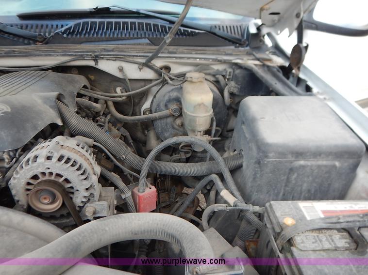 image for item J6312 2002 Chevrolet Silverado 1500 pickup truck