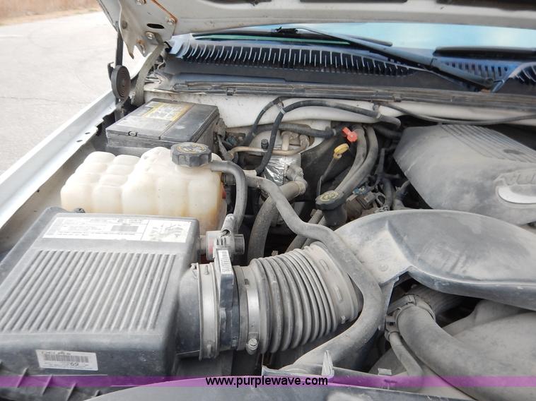 image for item J6312 2002 Chevrolet Silverado 1500 pickup truck