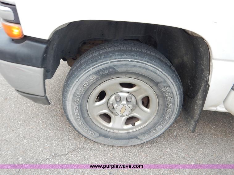 image for item J6312 2002 Chevrolet Silverado 1500 pickup truck