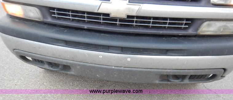 image for item J6312 2002 Chevrolet Silverado 1500 pickup truck