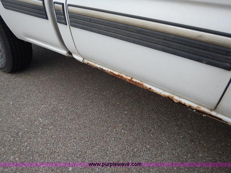 image for item J6312 2002 Chevrolet Silverado 1500 pickup truck