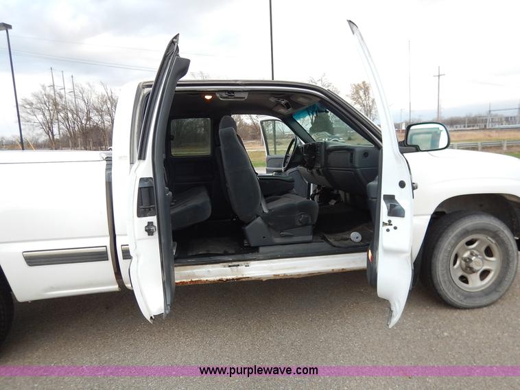 image for item J6312 2002 Chevrolet Silverado 1500 pickup truck