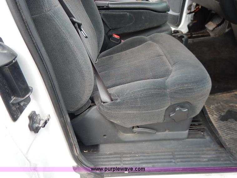 image for item J6312 2002 Chevrolet Silverado 1500 pickup truck