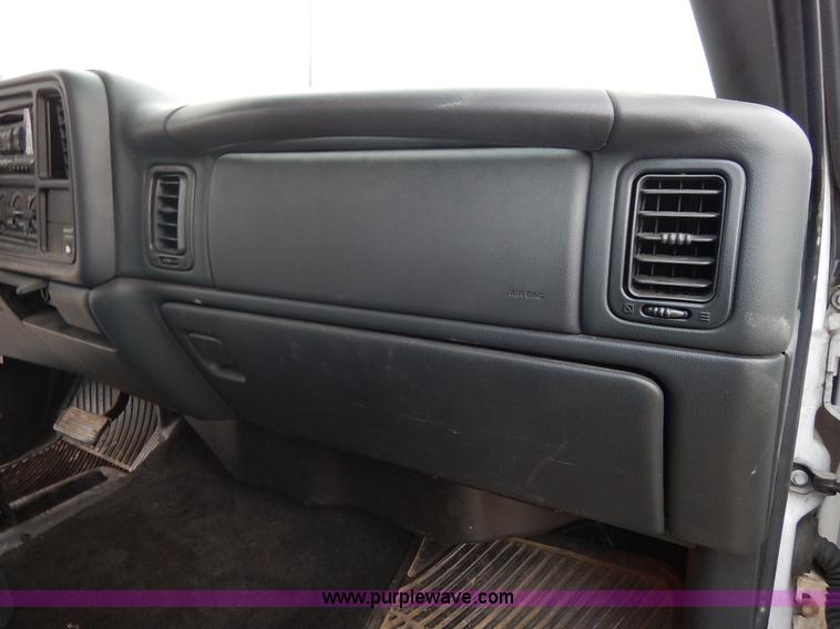 image for item J6312 2002 Chevrolet Silverado 1500 pickup truck