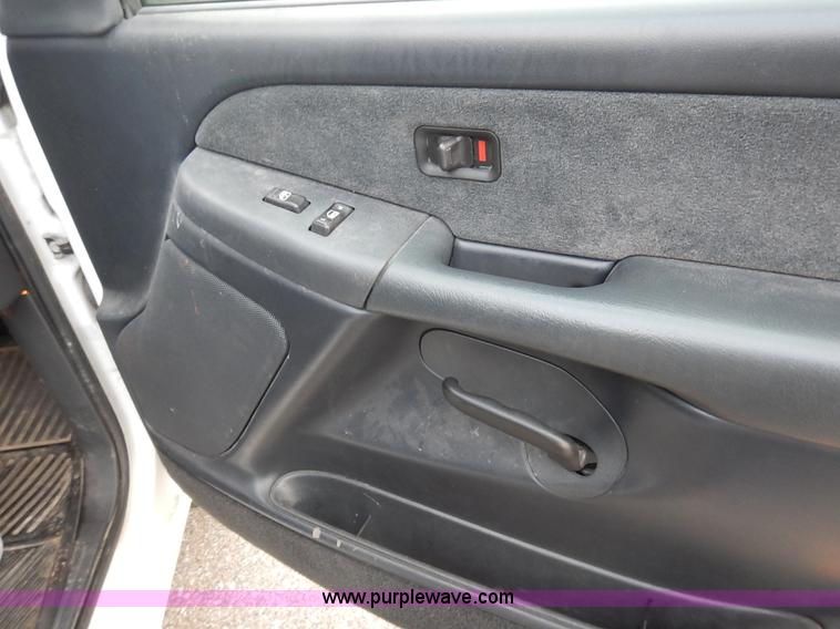 image for item J6312 2002 Chevrolet Silverado 1500 pickup truck