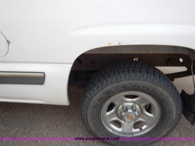 image for item J6312 2002 Chevrolet Silverado 1500 pickup truck