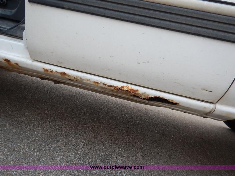 image for item J6312 2002 Chevrolet Silverado 1500 pickup truck