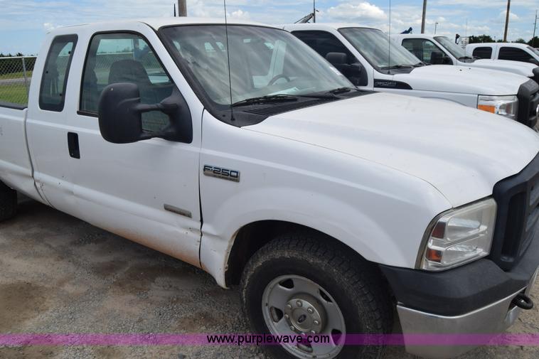 image for item J6584 2007 Ford F250 Super Duty XL SuperCab pickup truck