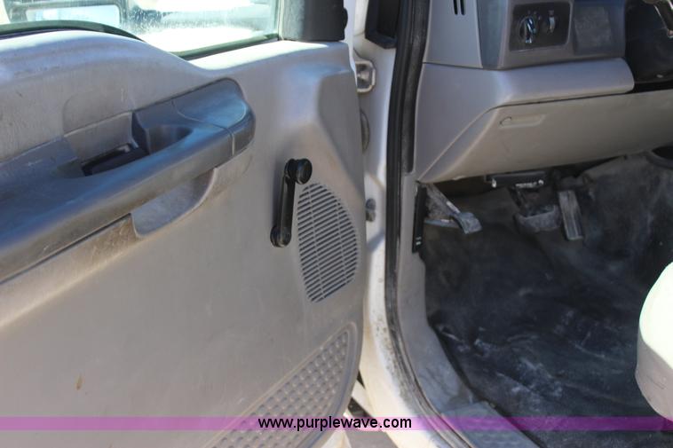 image for item J7735 2000 Ford F350 Super Duty utility truck