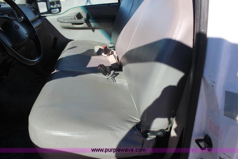 image for item J7735 2000 Ford F350 Super Duty utility truck