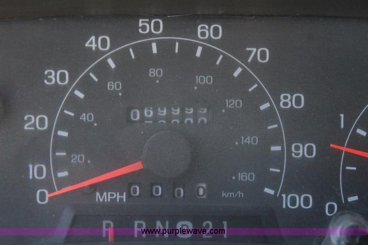 image for item J7735 2000 Ford F350 Super Duty utility truck